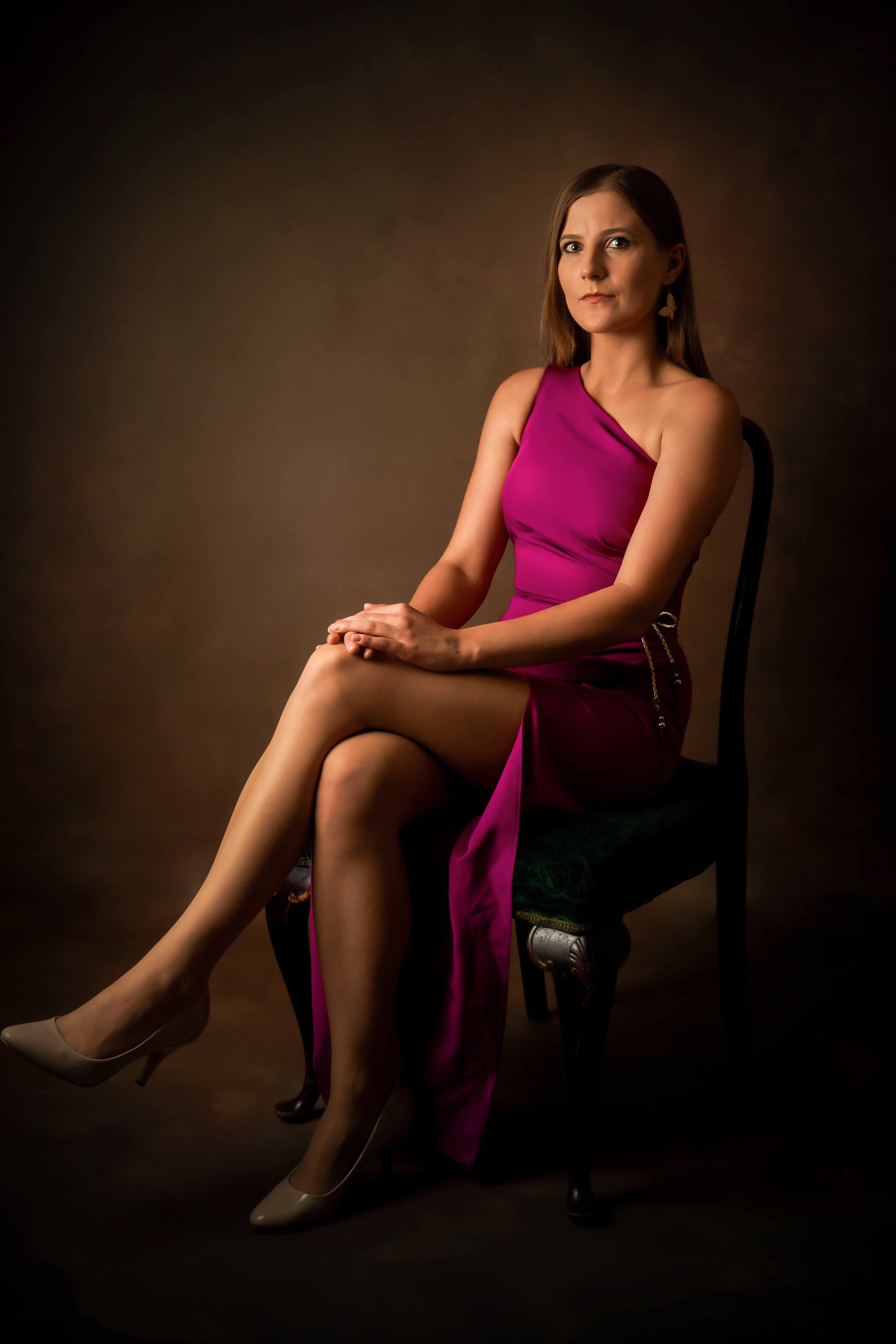 Kobieta podczas studyjnej sesji fotograficznej, ujęcie siedzące
