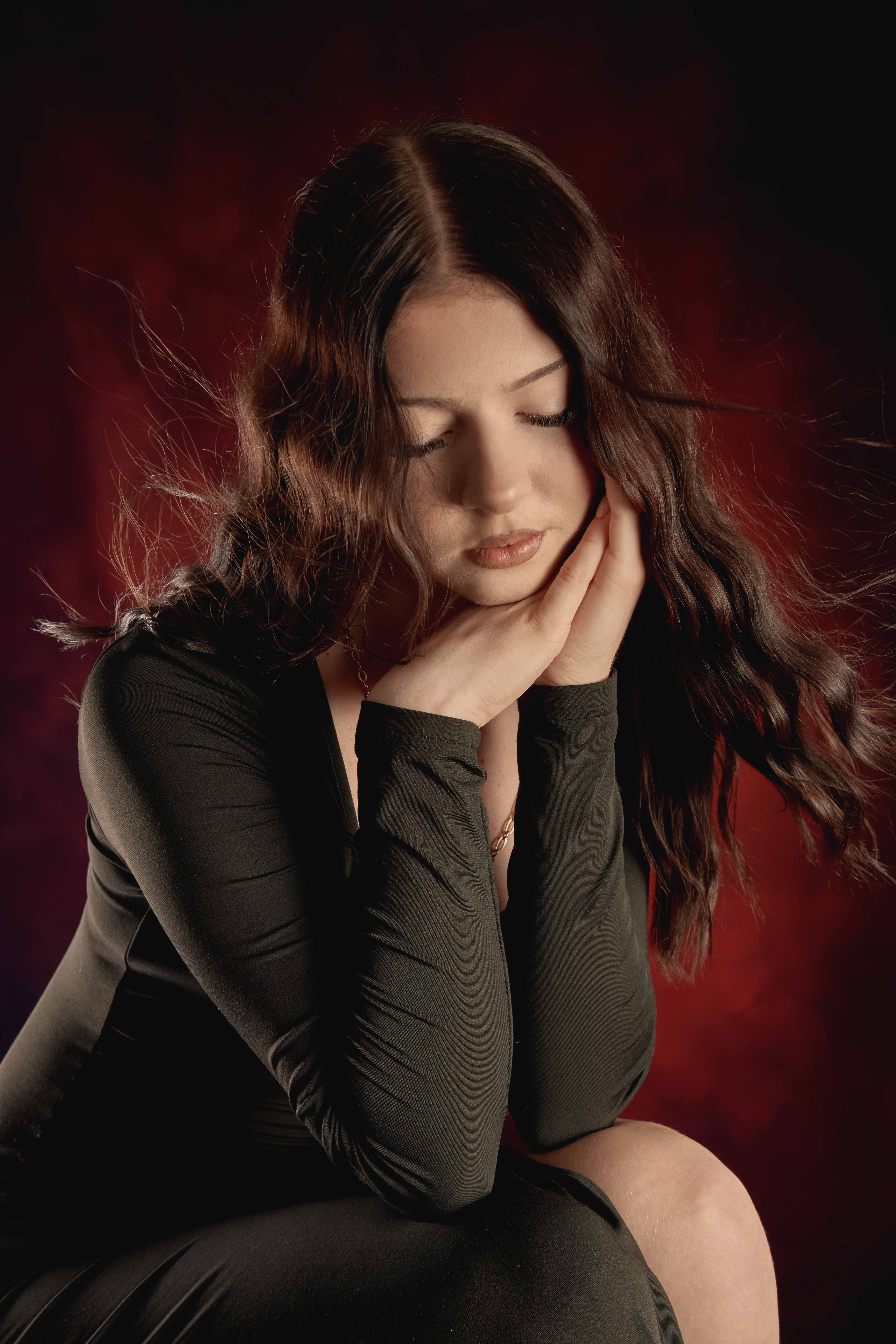 Piękny portret kobiety podczas sesji fotograficznej w studio