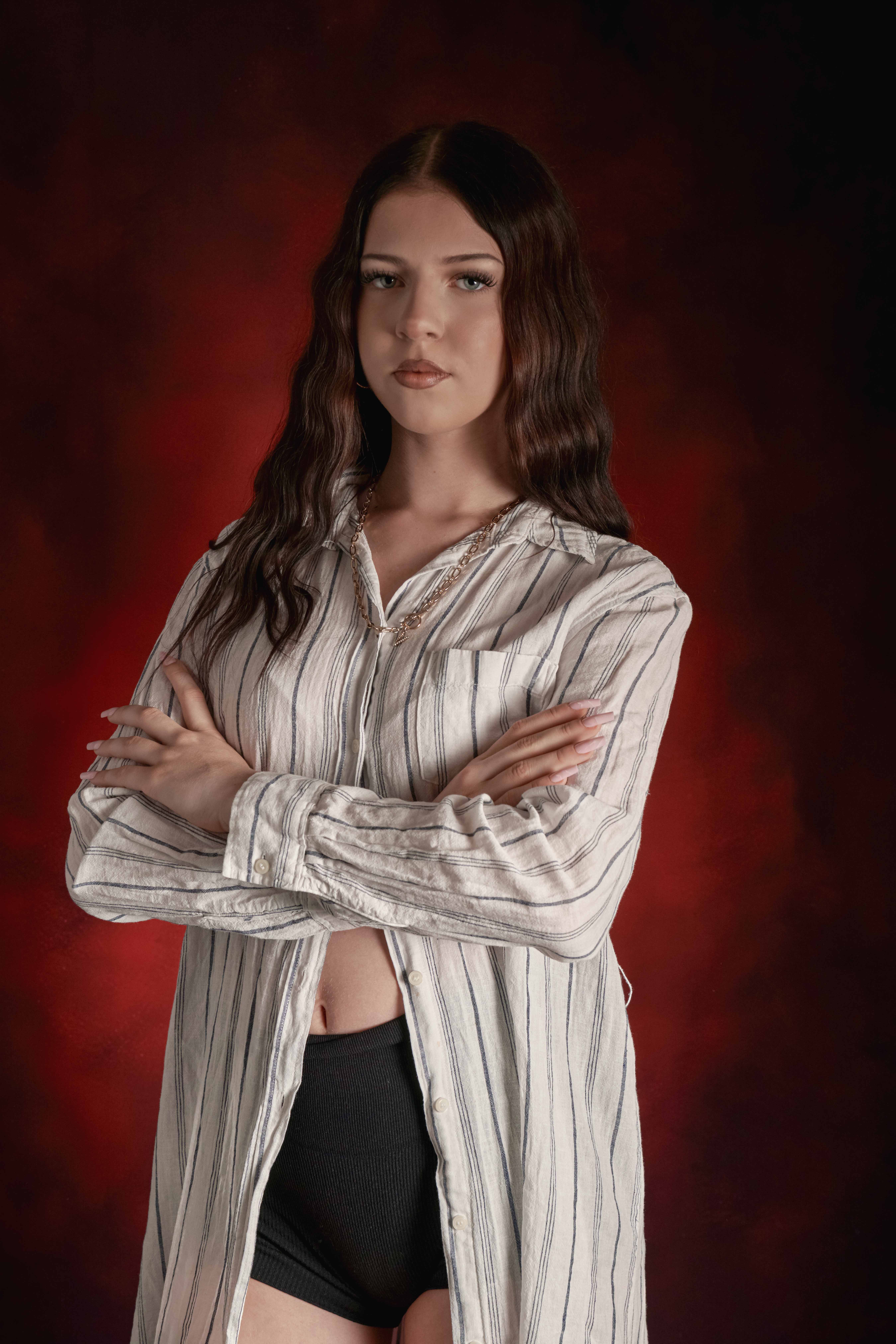 Portret kobiety podczas sesji fotograficznej w studio