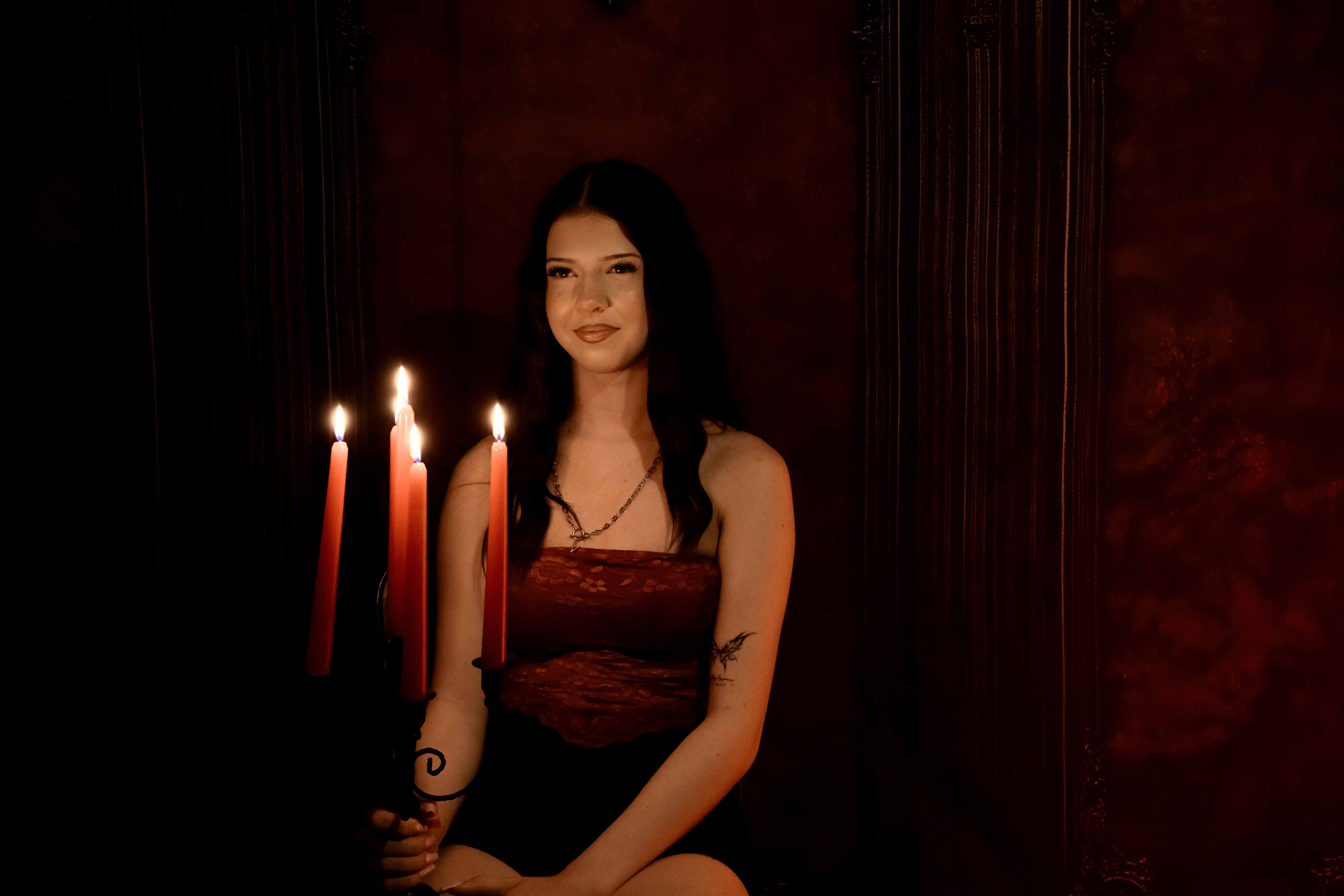 Portret kobiety ze świecami podczas sesji fotograficznej w studio